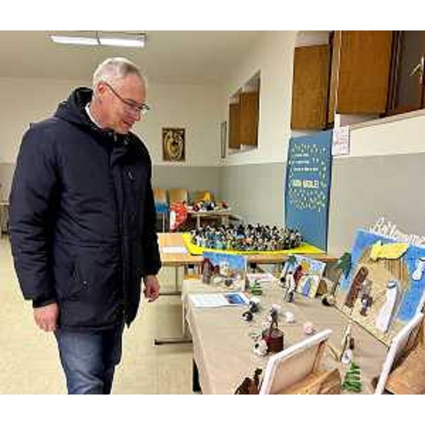 Bordin mentre apprezza i presepi esposti a Paderno - Bordin mentre apprezza i presepi esposti a Paderno