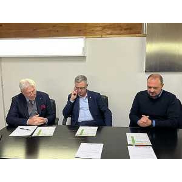 L'assessore regionale alle Risorse agroalimentari Stefano Zannier (al centro), a destra Sandro Ceccherini, vicesindaco del Comune di Marano Lagunare, e, a sinistra, Antonio Paoletti, presidente Gac Fvg - L'assessore regionale alle Risorse agroalimentari Stefano Zannier (al centro), a destra Sandro Ceccherini, vicesindaco del Comune di Marano Lagunare, e, a sinistra, Antonio Paoletti, presidente Gac Fvg