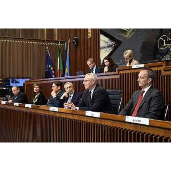 Il presidente Bordin (secondo da destra) sui banchi della presidenza accanto al vicepresidente Francesco Russo - Il presidente Bordin (secondo da destra) sui banchi della presidenza accanto al vicepresidente Francesco Russo