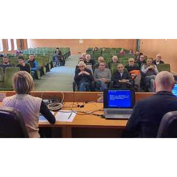 L'assessore Barbara Zilli illustra la graduatoria del bando a Tolmezzo - L'assessore Barbara Zilli illustra la graduatoria del bando a Tolmezzo 