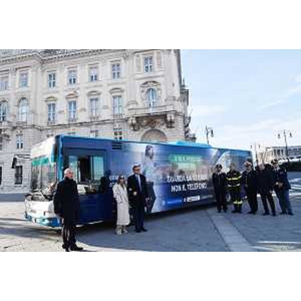 L'assessore Roberti e le autorità in posa davanti al bus della Trieste Trasporti scelto per veicolare i messaggi di sensibilizzazione sulla guida sicura di Trieste4Safety FVG. - L'assessore Roberti e le autorità in posa davanti al bus della Trieste Trasporti scelto per veicolare i messaggi di sensibilizzazione sulla guida sicura di Trieste4Safety FVG.