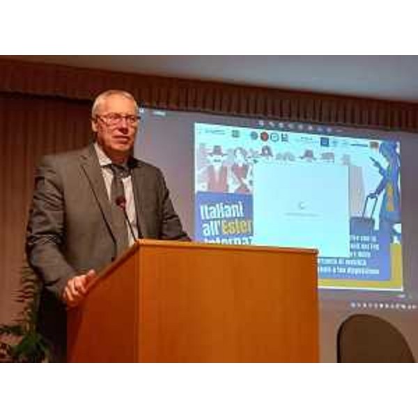 Il presidente del Consiglio regionale, Mauro Bordin, sul palco della sala Paolino d'Aquileia a Udine - Il presidente del Consiglio regionale, Mauro Bordin, sul palco della sala Paolino d'Aquileia a Udine
