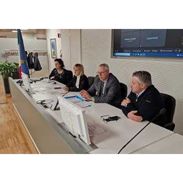 Un momento dell'incontro con i professionisti del settore musicale: da destra Diego Bernardis (Fp), il presidente del Cr Fvg, Mauro Bordin, e Lucia Buna (Lega) - Un momento dell'incontro con i professionisti del settore musicale: da destra Diego Bernardis (Fp), il presidente del Cr Fvg, Mauro Bordin, e Lucia Buna (Lega)