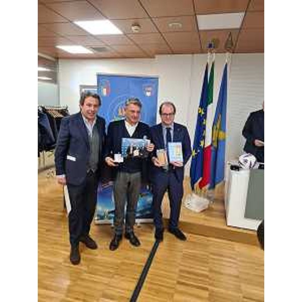 Momenti del pomeriggio sportivo con il vicegovernatore Anzil (a destra nella foto) - Momenti del pomeriggio sportivo con il vicegovernatore Anzil (a destra nella foto)