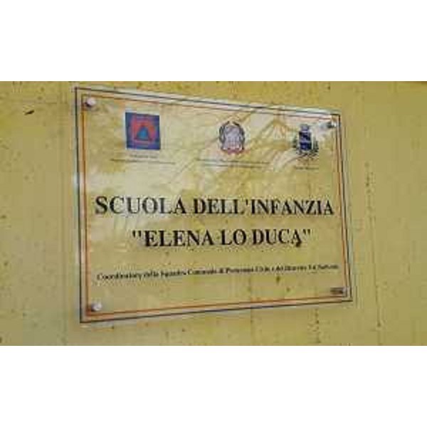 La targa che ricorda la volontaria di Protezione civile e agente di Polizia che nel luglio del 2022 perse la vita durante le attività di bonifica di unarea boschiva distrutta da un incendio vicino a Prepotto. - La targa che ricorda la volontaria di Protezione civile e agente di Polizia che nel luglio del 2022 perse la vita durante le attività di bonifica di unarea boschiva distrutta da un incendio vicino a Prepotto.