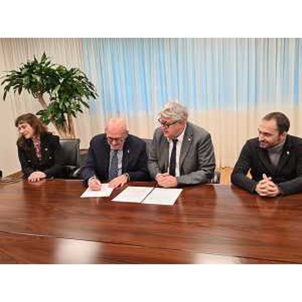 L'assessore regionale al Patrimonio e Demanio Sebastiano Callari firma l'accordo di programma con il Comune di Udine per il recupero dell'ex caserma Osoppo - L'assessore regionale al Patrimonio e Demanio Sebastiano Callari firma l'accordo di programma con il Comune di Udine per il recupero dell'ex caserma Osoppo