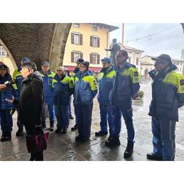 Volontari della Protezione civile regionale nella loggia antistante il duomo - Volontari della Protezione civile regionale nella loggia antistante il duomo