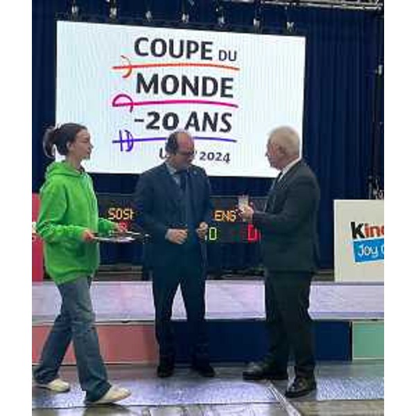 Il presidente della Federazione italiana scherma Paolo Azzi omaggia Anzil - Il presidente della Federazione italiana scherma Paolo Azzi omaggia Anzil 