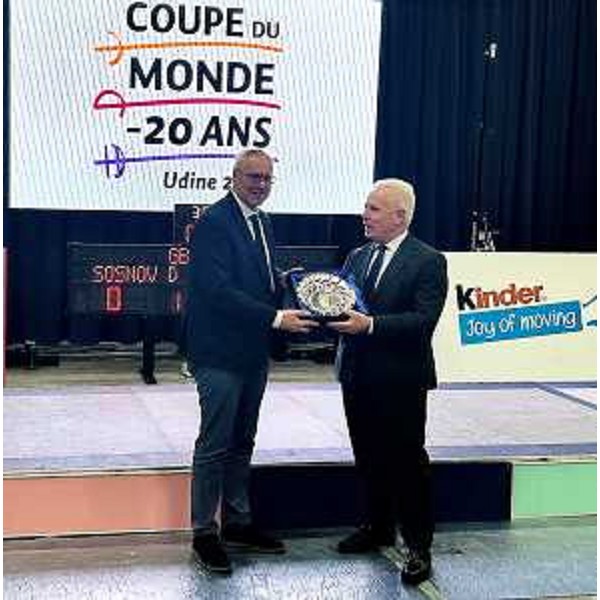 Il presidente del Cr Fvg, Mauro Bordin, riceve un omaggio dal presidente nazionale Fis, Paolo Azzi - Il presidente del Cr Fvg, Mauro Bordin, riceve un omaggio dal presidente nazionale Fis, Paolo Azzi