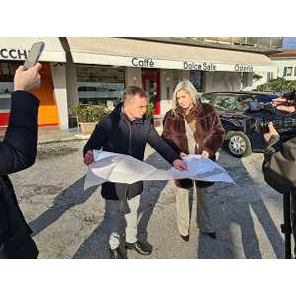 L'assessore regionale Cristina Amirante e il sindaco di Porcia Marco Sartini analizzano il progetto della nuova rotatoria sulla statale Pontebbana tra Porcia e Pordenone. - L'assessore regionale Cristina Amirante e il sindaco di Porcia Marco Sartini analizzano il progetto della nuova rotatoria sulla statale Pontebbana tra Porcia e Pordenone.