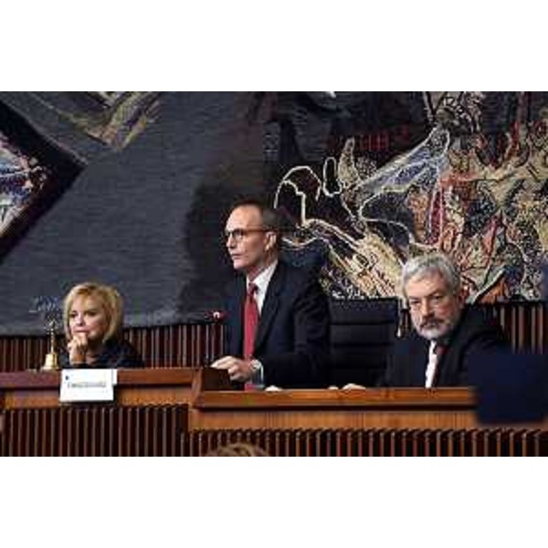 Il vicepresidente del Cr Fvg, Francesco Russo, tra i consiglieri Laura Fasiolo e Furio Honsell - Il vicepresidente del Cr Fvg, Francesco Russo, tra i consiglieri Laura Fasiolo e Furio Honsell