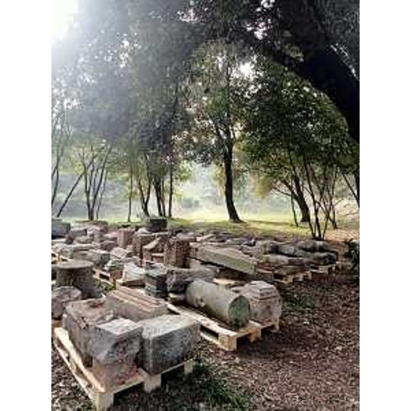 Il cantiere con il materiale recuperato nel Parco di Villa Corononi-Cronberg a Gorizia. - Il cantiere con il materiale recuperato nel Parco di Villa Corononi-Cronberg a Gorizia.