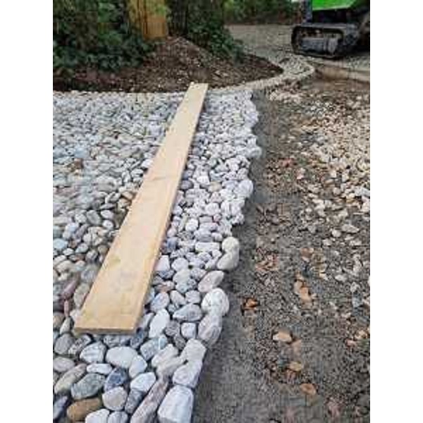 Il cantiere per il ripristino dei selciati in acciottolato nel Parco di Miramare a Trieste. - Il cantiere per il ripristino dei selciati in acciottolato nel Parco di Miramare a Trieste.