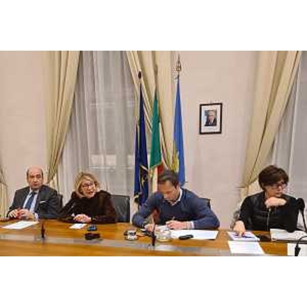 Il governatore Massimiliano Fedriga durante lincontro con le sigle sindacali in merito alla crisi di Wartsila al quale hanno preso parte anche gli assessori regionali al Lavoro Alessia Rosolen e alle Attività produttive Sergio Emidio Bini, il prefetto di Trieste Pietro Signoriello, il sottosegretario allEconomia Sandra Savino, una nutrita delegazione parlamentare del Friuli Venezia Giulia composta da Isabella De Monte, Nicole Matteoni, Massimiliano Panizzut, Tatjana Rojc, Debora Serracchiani e, in video-collegamento Emanuele Loperfido e Walter Rizzetto - Il governatore Massimiliano Fedriga durante lincontro con le sigle sindacali in merito alla crisi di Wartsila al quale hanno preso parte anche gli assessori regionali al Lavoro Alessia Rosolen e alle Attività produttive Sergio Emidio Bini, il prefetto di Trieste Pietro Signoriello, il sottosegretario allEconomia Sandra Savino, una nutrita delegazione parlamentare del Friuli Venezia Giulia composta da Isabella De Monte, Nicole Matteoni, Massimiliano Panizzut, Tatjana Rojc, Debora Serracchiani e, in video-collegamento Emanuele Loperfido e Walter Rizzetto