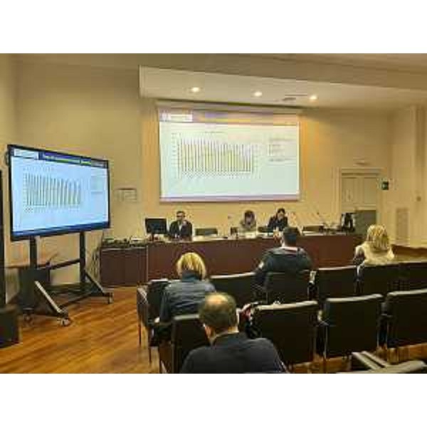 L'assessore regionale Alessia Rosolen (al centro del tavolo) nella conferenza stampa sulle Politiche attive del lavoro - L'assessore regionale Alessia Rosolen (al centro del tavolo) nella conferenza stampa sulle Politiche attive del lavoro