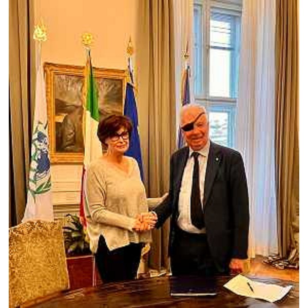 L'assessore regionale al Lavoro, formazione, istruzione, ricerca, università e famiglia Alessia Rosolen e il direttore generale dell'Icgeb Lawrence Bank - L'assessore regionale al Lavoro, formazione, istruzione, ricerca, università e famiglia Alessia Rosolen e il direttore generale dell'Icgeb Lawrence Bank