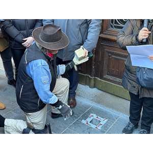 L'artista Gunter Demnig posa la pietra d'inciampo in memoria di Egon Brunner in piazza Ponterosso a Trieste - L'artista Gunter Demnig posa la pietra d'inciampo in memoria di Egon Brunner in piazza Ponterosso a Trieste