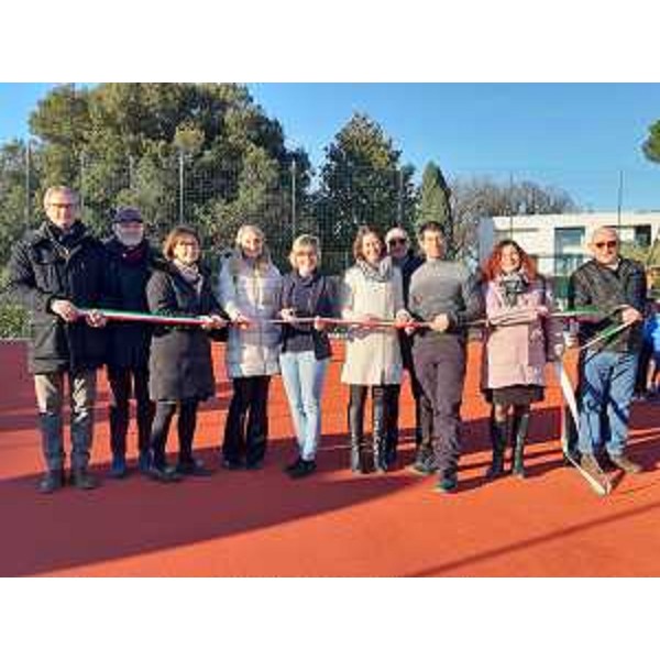 Al centro l'assessore regionale Barbara Zilli al momento del taglio del nastro - Al centro l'assessore regionale Barbara Zilli al momento del taglio del nastro