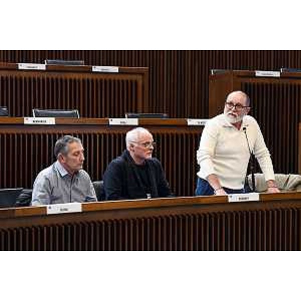 Claudio Caporale (in piedi) e gli altri rappresentanti dell'Asi - Claudio Caporale (in piedi) e gli altri rappresentanti dell'Asi