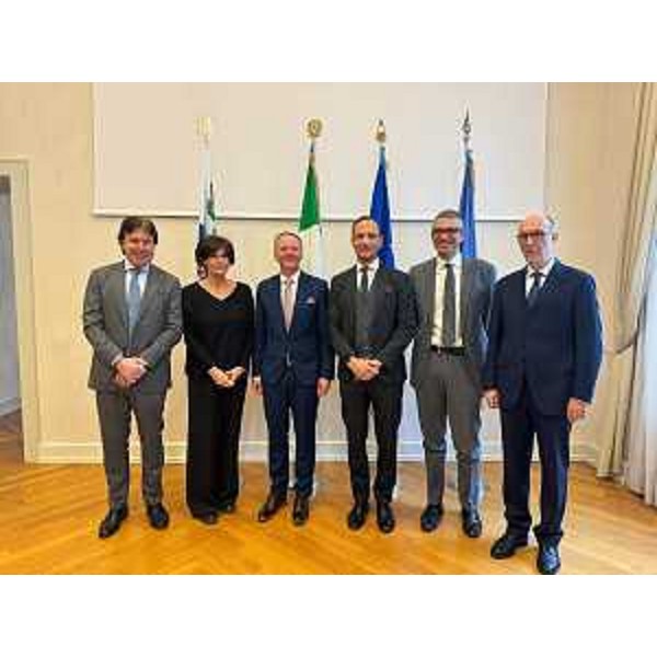 Il governatore Fedriga e gli assessori Bini, Riccardi, Roberti e Rosolen con il presidente della Regione Vysocina (Repubblica Ceca) Vítezslav Schrek - Il governatore Fedriga e gli assessori Bini, Riccardi, Roberti e Rosolen con il presidente della Regione Vysocina (Repubblica Ceca) Vítezslav Schrek