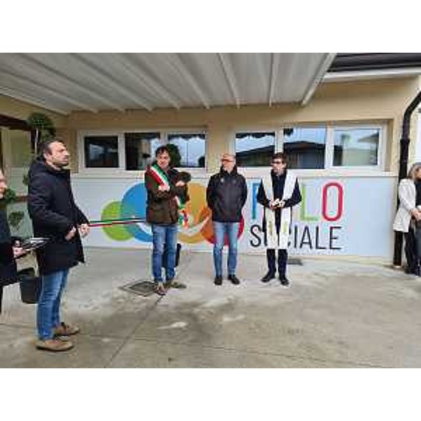 L'ingresso del Polo sociale di Azzano Decimo, al centro l'assessore regionale Riccardo Riccardi, alla sua destra il sindaco Massimo Piccini. - L'ingresso del Polo sociale di Azzano Decimo, al centro l'assessore regionale Riccardo Riccardi, alla sua destra il sindaco Massimo Piccini.