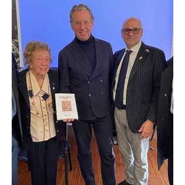 Al centro l'assessore regionale Fabio Scoccimarro, alla sua destra Erminia Bernobi, al lato opposto il presidente dell'Associazione Nazionale Venezia Giulia Dalmazia Renzo Codarin - Al centro l'assessore regionale Fabio Scoccimarro, alla sua destra Erminia Bernobi, al lato opposto il presidente dell'Associazione Nazionale Venezia Giulia Dalmazia Renzo Codarin