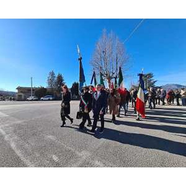 La sfilata verso la chiesa parrocchiale - La sfilata verso la chiesa parrocchiale