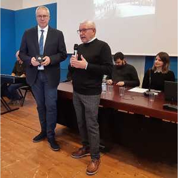 Il presidente di Ad Undecimum Aps, Lodovico Rustico, consegna l'orologio commemorativo al presidente del Cr Fvg, Mauro Bordin - Il presidente di Ad Undecimum Aps, Lodovico Rustico, consegna l'orologio commemorativo al presidente del Cr Fvg, Mauro Bordin