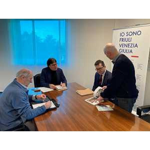 L'assessore regionale Sergio Emidio Bini con i vertici del Comitato direttivo regionale del Club alpino italiano (Cai Fvg). - L'assessore regionale Sergio Emidio Bini con i vertici del Comitato direttivo regionale del Club alpino italiano (Cai Fvg).