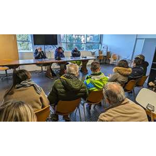 Un momento dell'incontro alla base della funivia a Ravascletto - Un momento dell'incontro alla base della funivia a Ravascletto 