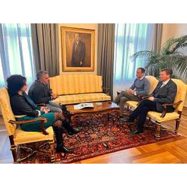 L'incontro avvenuto a Trieste, tra il governatore del Friuli Venezia Giulia Massimiliano Fedriga, i rappresentanti del Comitato "Amici di Federico" di Villa Vicentina, presieduto da Valentino Ristuzzi, e supportato da numerose realtà a partire dagli alunni della scuola primaria di Villa Vicentina e dai loro insegnanti, rappresentati da Elisa Cidin. - L'incontro avvenuto a Trieste, tra il governatore del Friuli Venezia Giulia Massimiliano Fedriga, i rappresentanti del Comitato "Amici di Federico" di Villa Vicentina, presieduto da Valentino Ristuzzi, e supportato da numerose realtà a partire dagli alunni della scuola primaria di Villa Vicentina e dai loro insegnanti, rappresentati da Elisa Cidin.