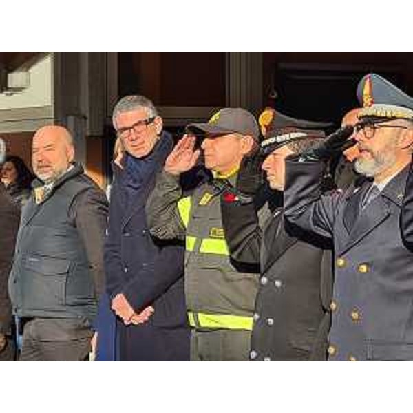 L'assessore Pierpaolo Roberti durante l'alzabandiera che ha aperto la celebrazione della ricorrenza di San Sebastiano a Pordenone con le Polizia locali del Nordest. - L'assessore Pierpaolo Roberti durante l'alzabandiera che ha aperto la celebrazione della ricorrenza di San Sebastiano a Pordenone con le Polizia locali del Nordest.