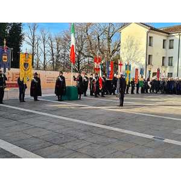 Il momento dell'alzabandiera in piazzetta Calderari a Pordenone. - Il momento dell'alzabandiera in piazzetta Calderari a Pordenone.