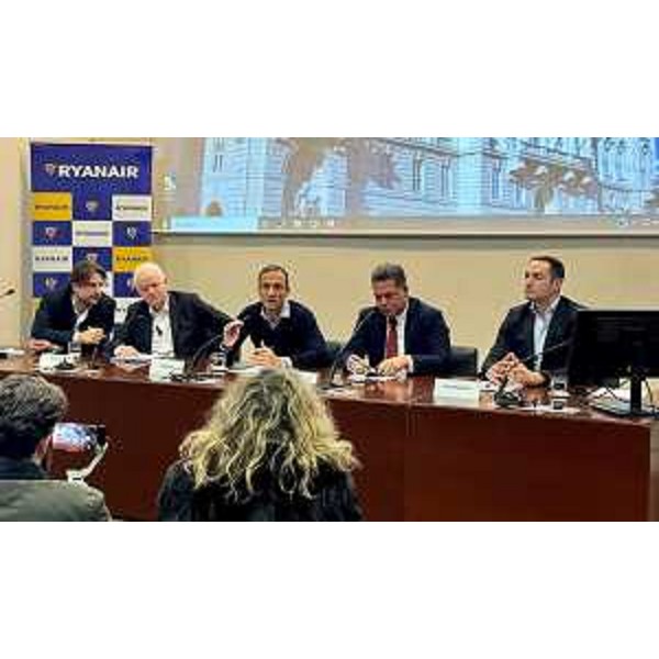 Il governatore Massimiliano Fedriga nel corso del suo intervento. Alla sua sinistra l'Ad di Trieste Airport Marco Consalvo, a destra l'Ad di Ryanair Eddie Wilson - Il governatore Massimiliano Fedriga nel corso del suo intervento. Alla sua sinistra l'Ad di Trieste Airport Marco Consalvo, a destra l'Ad di Ryanair Eddie Wilson