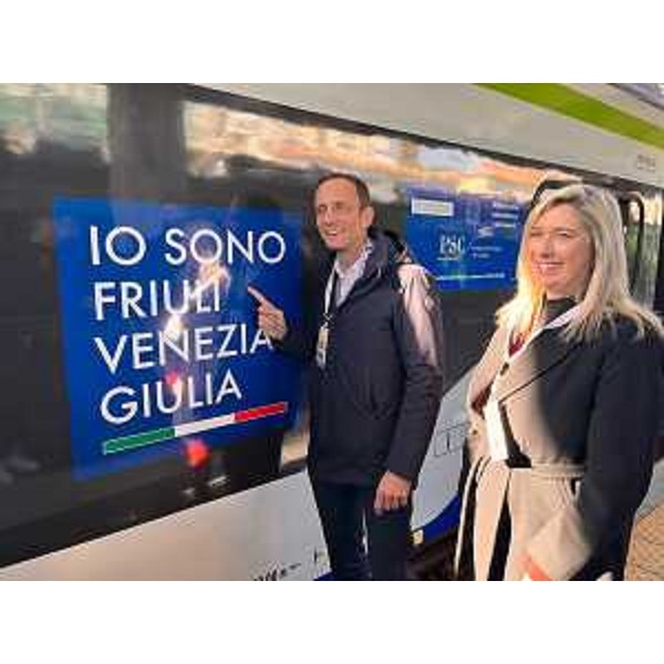 Il governatore Fedriga e l'assessore Amirante davanti al nuovo treno della serie "Blues" con il logo "Io Sono Friuli Venezia Giulia" - Il governatore Fedriga e l'assessore Amirante davanti al nuovo treno della serie "Blues" con il logo "Io Sono Friuli Venezia Giulia"