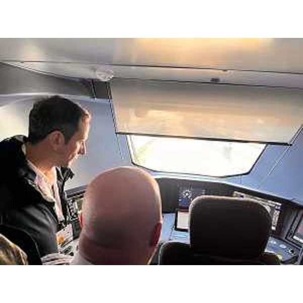 Il governatore Fedriga nella cabina del nuovo treno della serie "Blues" - Il governatore Fedriga nella cabina del nuovo treno della serie "Blues"