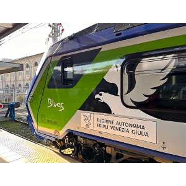 Il nuovo treno della serie "Blues" con il logo "Io Sono Friuli Venezia Giulia" - Il nuovo treno della serie "Blues" con il logo "Io Sono Friuli Venezia Giulia"