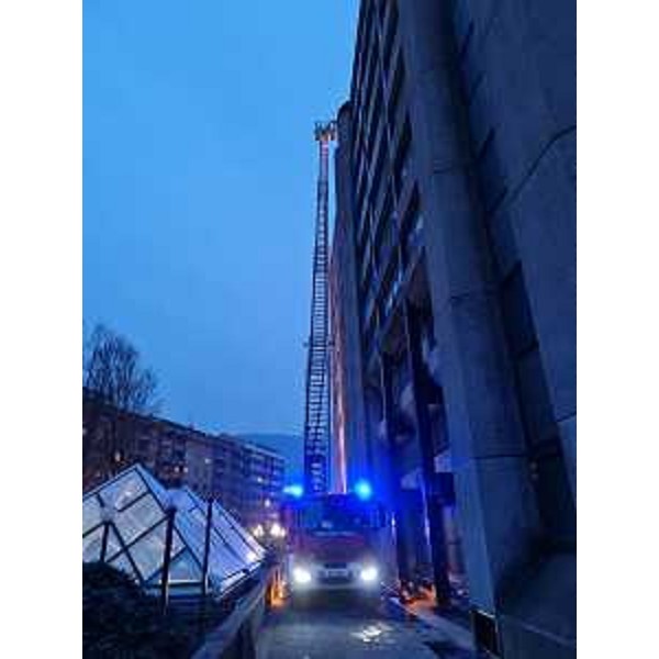 I Vigili del Fuoco al lavoro sul luogo dell'incendio in via Giulia a Trieste - I Vigili del Fuoco al lavoro sul luogo dell'incendio in via Giulia a Trieste