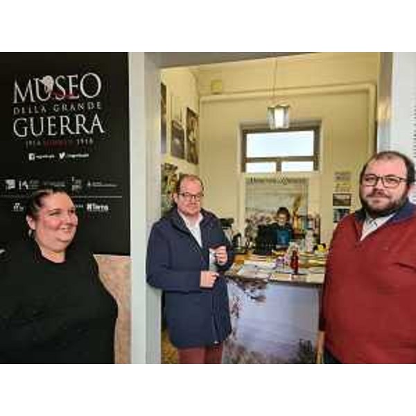 Il vicegovernatore Mario Anzil, a centro, nei locali del Museo sulla Grande Guerra nella ex stazione ferroviaria di Redipuglia. - Il vicegovernatore Mario Anzil, a centro, nei locali del Museo sulla Grande Guerra nella ex stazione ferroviaria di Redipuglia.