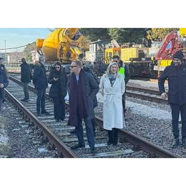 L'assessore regionale Cristina Amirante e il direttore generale di Fondazione Fs Luigi Cantamessa nel corso del sopralluogo a Casarsa della Delizia - L'assessore regionale Cristina Amirante e il direttore generale di Fondazione Fs Luigi Cantamessa nel corso del sopralluogo a Casarsa della Delizia