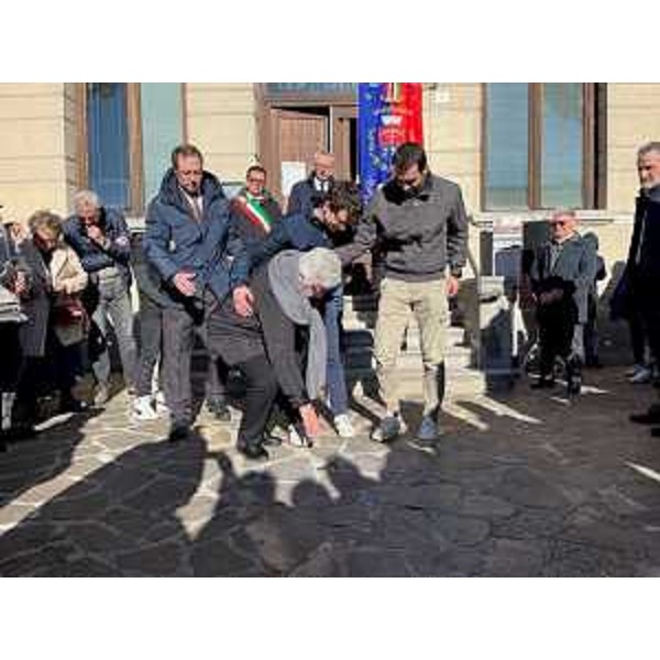 La posa della pietra d'inciampo dedicata a Eutimio Pagani - La posa della pietra d'inciampo dedicata a Eutimio Pagani