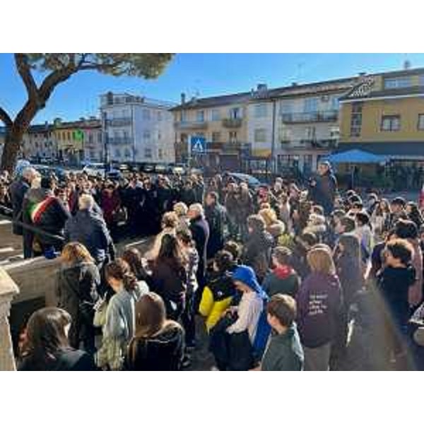 La folla che ha assistito alla cerimonia di Campoformido - La folla che ha assistito alla cerimonia di Campoformido