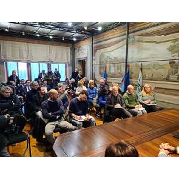 I rappresentanti sindacali e una delegazione di lavoratori della Electrolux nella sala della sede della Regione a Pordenone dove si è tenuto l'incontro. - I rappresentanti sindacali e una delegazione di lavoratori della Electrolux nella sala della sede della Regione a Pordenone dove si è tenuto l'incontro.