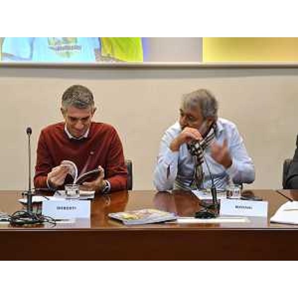 L'assessore regionale Pierpaolo Roberti sfoglia la rivista "Campionissimi 2023" - L'assessore regionale Pierpaolo Roberti sfoglia la rivista "Campionissimi 2023"