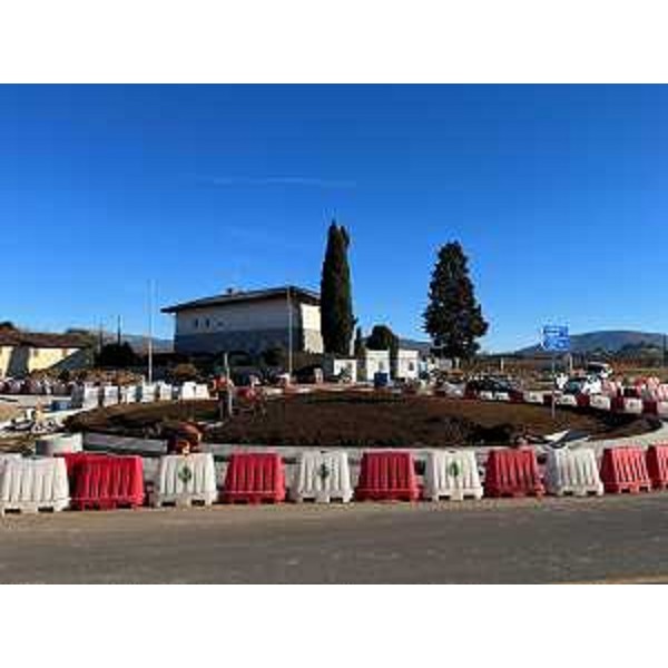 La rotatoria di Ipplis in corso di ultimazione - La rotatoria di Ipplis in corso di ultimazione