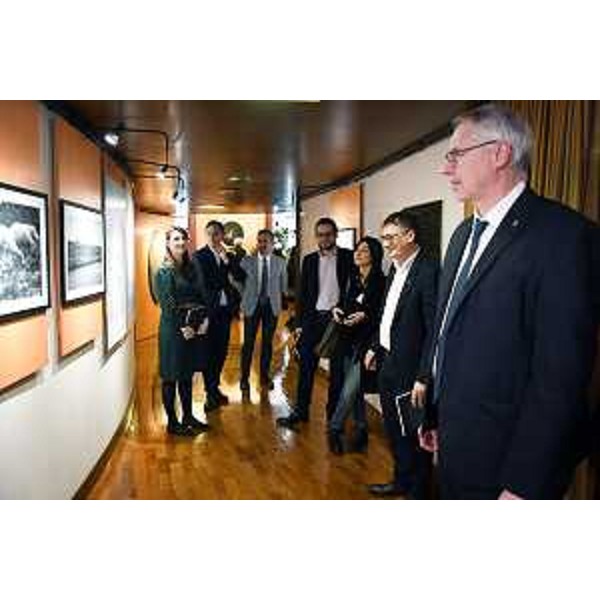 Il presidente Bordin ammira, con consigleri e ospiti, gli scatti in bianco e nero su Lampedusa di Mara Fella - Il presidente Bordin ammira, con consigleri e ospiti, gli scatti in bianco e nero su Lampedusa di Mara Fella 