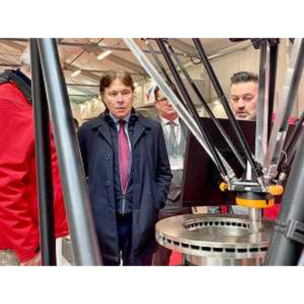 L'assessore Sergio Emidio Bini in un momento della visita a SamuExpo, il Salone delle tecnologie per l'industria manifatturiera in Fiera a Pordenone. - L'assessore Sergio Emidio Bini in un momento della visita a SamuExpo, il Salone delle tecnologie per l'industria manifatturiera in Fiera a Pordenone.