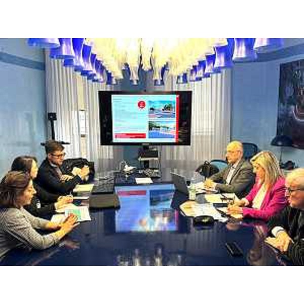 L'assessore regionale Cristina Amirante (alla sua sinistra il sindaco di Gorizia Rodolfo Ziberna) all'incontro con i rappresentanti di Rfi - L'assessore regionale Cristina Amirante (alla sua sinistra il sindaco di Gorizia Rodolfo Ziberna) all'incontro con i rappresentanti di Rfi