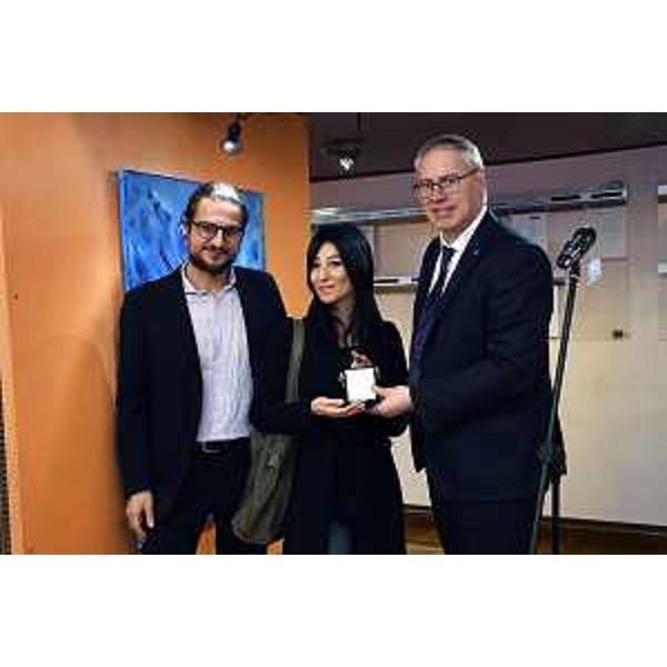 Il presidente Bordin consegna a Mara Fella il sigillo del Consiglio regionale, alla presenza del consigliere Bullian - Il presidente Bordin consegna a Mara Fella il sigillo del Consiglio regionale, alla presenza del consigliere Bullian