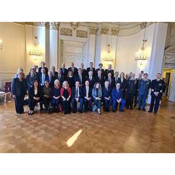 Foto di gruppo per il Corpo consolare e le istituzioni nel Palazzo del Governo di Trieste. L'assessore Sebastaino Callari, rappresentante della Regione, è il primo in basso a destra - Foto di gruppo per il Corpo consolare e le istituzioni nel Palazzo del Governo di Trieste. L'assessore Sebastaino Callari, rappresentante della Regione, è il primo in basso a destra